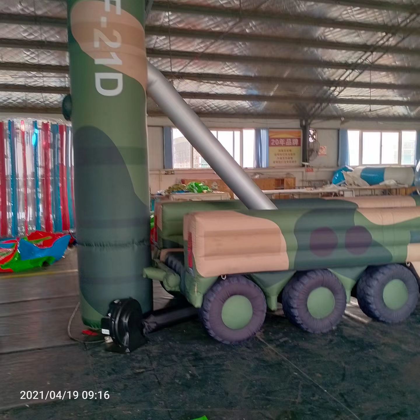保山军事演习中的充气目标车辆：模拟发射车雷达车坦克飞机